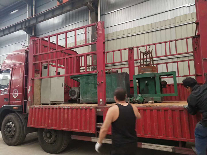 泰煌拔絲機(jī)炎炎烈日中發(fā)貨2019年6月20日