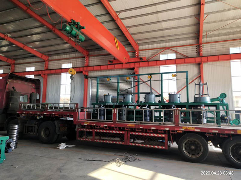 發(fā)往內(nèi)蒙的新型拉絲機(jī)裝車發(fā)貨中