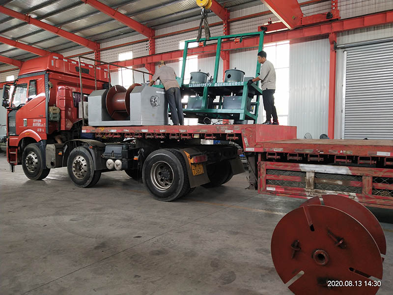 發(fā)往四川的拔絲機(jī)裝車發(fā)貨中