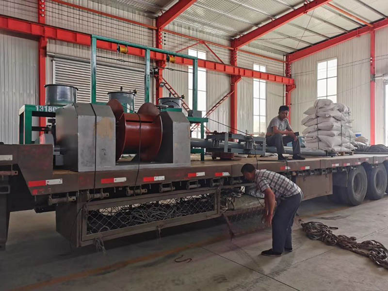 發(fā)往湖南的拔絲機(jī)裝車發(fā)貨中