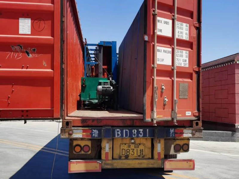 發(fā)往中東的拔絲機(jī)裝車運(yùn)往天津港